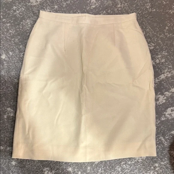 Chic Women's Cream Suit Jacket and skirt - Picture 3 of 7